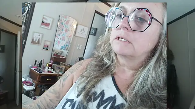Snapshot of Blondejenn chatting on 04.23.26 Blondejenn online show from 04.23.26