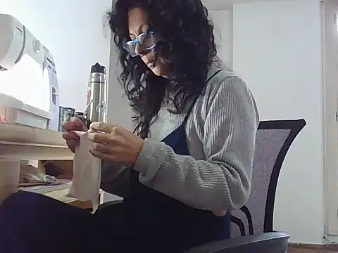 luly mariposa online show from 05.04.26
