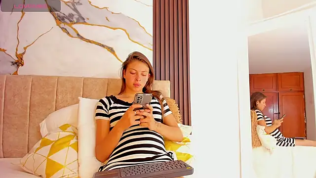 Snapshot of scarlet_fox75 chatting on 05.22.26 scarlet fox75 online show from 05.22.26