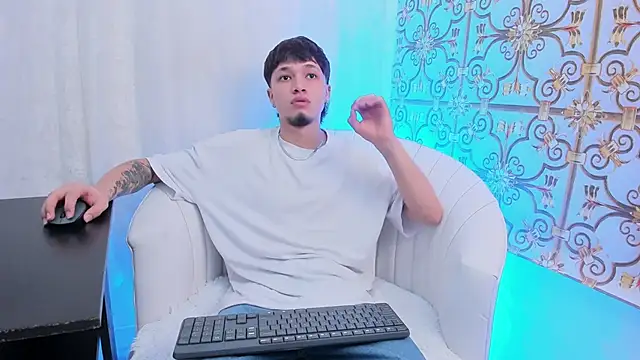 Snapshot of NewDannii chatting on 04.08.26 NewDannii online show from 04.08.26