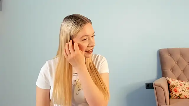 Snapshot of TrenaCavitt chatting on 04.10.26 TrenaCavitt online show from 04.10.26