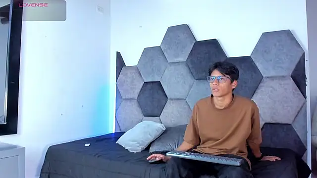 Snapshot of LiamKron chatting on 04.09.26 LiamKron online show from 04.09.26