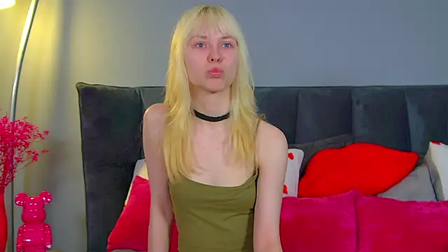 Snapshot of HannahHollis chatting on 05.13.26 HannahHollis online show from 05.13.26