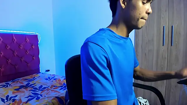 Snapshot of skinny_sam chatting on 04.10.26 skinny sam online show from 04.10.26