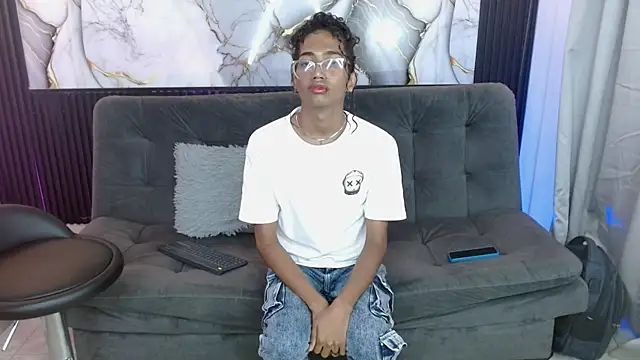 Snapshot of triiangel_latinboy chatting on 04.11.26 triiangel latinboy online show from 04.11.26