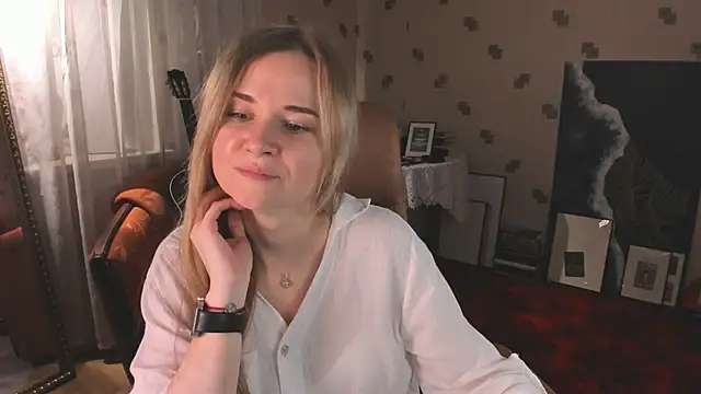 Snapshot of MiaSparkes chatting on 06.17.26 MiaSparkes online show from 06.17.26