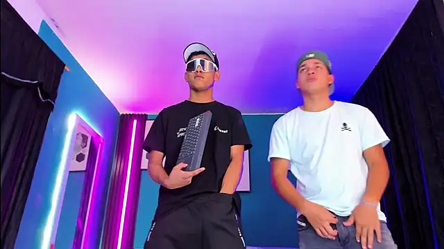 Snapshot of _HotWildwolves chatting on 04.09.26 HotWildwolves online show from 04.09.26