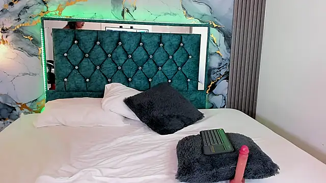 Snapshot of alisha_desire chatting on 04.15.26 alisha desire online show from 04.15.26