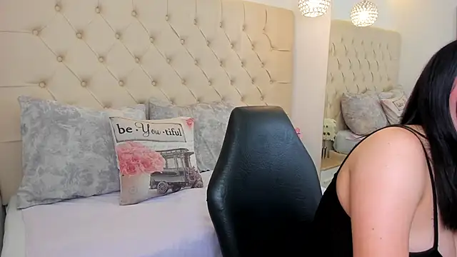 luna bloomm  online show from 04.18.26
