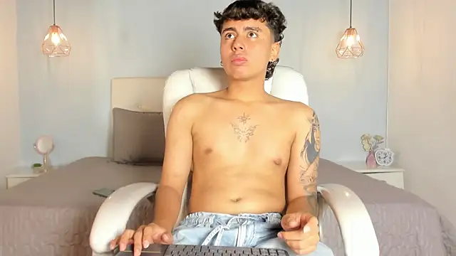 Snapshot of Malakay_18 chatting on 04.12.26 Malakay 18 online show from 04.12.26