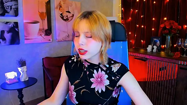Snapshot of VivienneHebert chatting on 04.20.26 VivienneHebert online show from 04.20.26