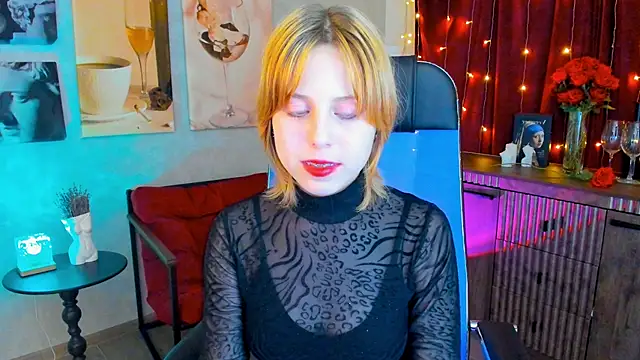 Snapshot of VivienneHebert chatting on 04.29.26 VivienneHebert online show from 04.29.26