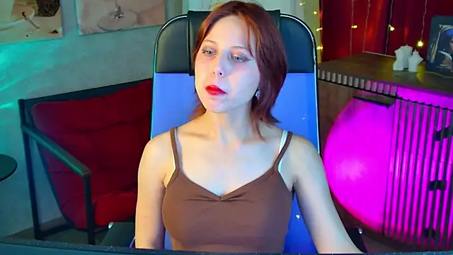 Snapshot of VivienneHebert chatting on 05.17.26 VivienneHebert online show from 05.17.26