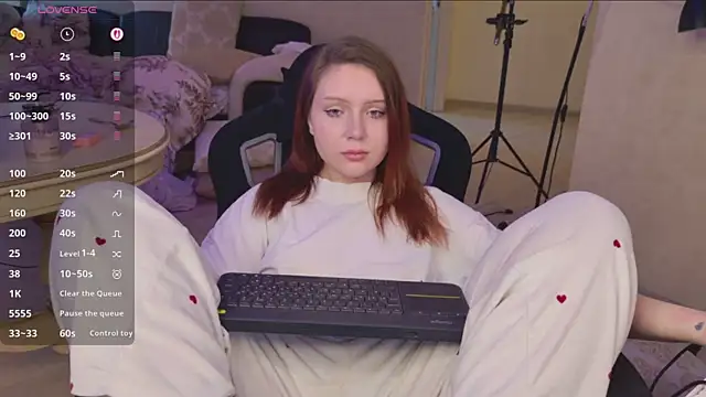 YouHoldMee online show from 05.10.26