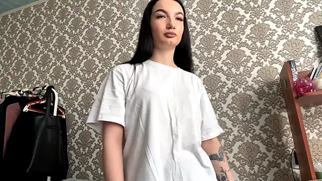 Snapshot of holoris chatting on 04.13.26 holoris online show from 04.13.26