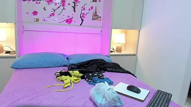TaylorBloom online show from 04.21.26