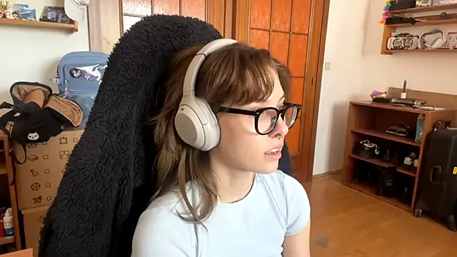 Snapshot of PillowPeachX chatting on 04.22.26 PillowPeachX online show from 04.22.26