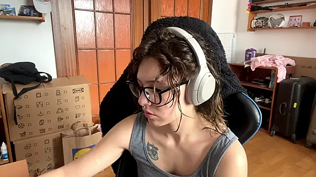Snapshot of PillowPeachX chatting on 05.17.26 PillowPeachX online show from 05.17.26