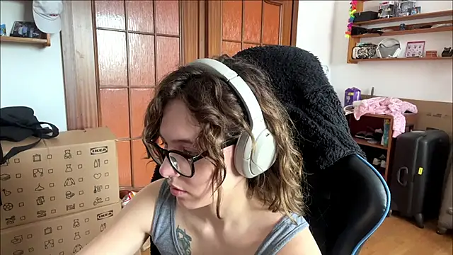 Snapshot of PillowPeachX chatting on 05.19.26 PillowPeachX online show from 05.19.26