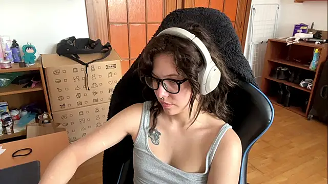 Snapshot of PillowPeachX chatting on 05.30.26 PillowPeachX online show from 05.30.26