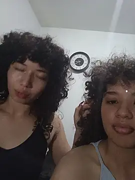 Chloe and Violeta online show from 04.24.26