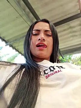Snapshot of DaniellaGiraldo chatting on 05.18.26 DaniellaGiraldo online show from 05.18.26