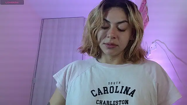 Snapshot of aprildumont chatting on 07.18.26 aprildumont online show from 07.18.26