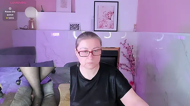 Snapshot of Alexandra_Kind chatting on 04.22.26 Alexandra Kind online show from 04.22.26