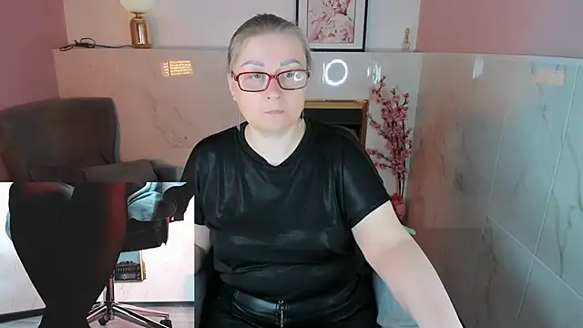 Snapshot of Alexandra_Kind chatting on 05.01.26 Alexandra Kind online show from 05.01.26