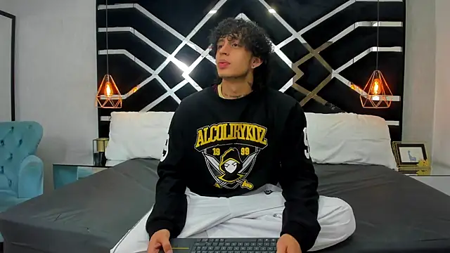 Snapshot of JayTaylorr chatting on 05.19.26 JayTaylorr online show from 05.19.26