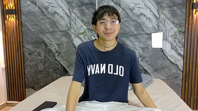 Snapshot of NoahWalker__ chatting on 05.04.26 NoahWalker online show from 05.04.26