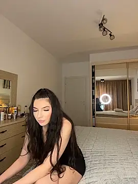 Snapshot of CandyElla_ chatting on 05.17.26 CandyElla online show from 05.17.26