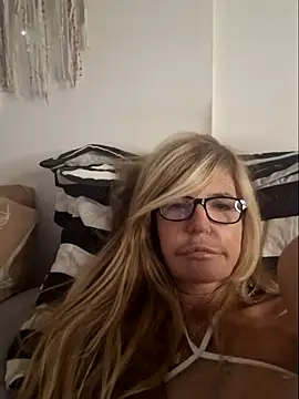 Snapshot of Marianne10 chatting on 05.06.26 Marianne10 online show from 05.06.26