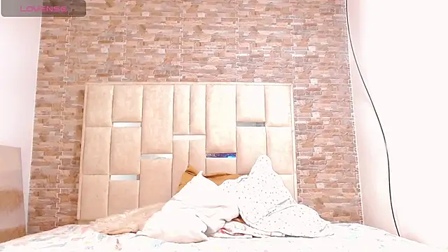 Snapshot of paola_blond01 chatting on 04.19.26 paola blond01 online show from 04.19.26