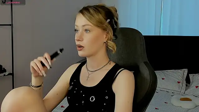 Snapshot of EvaHamilton chatting on 05.03.26 EvaHamilton online show from 05.03.26