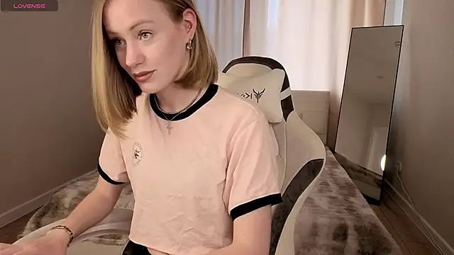 Snapshot of EvaHamilton chatting on 06.14.26 EvaHamilton online show from 06.14.26