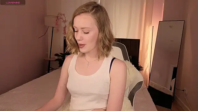 Snapshot of EvaHamilton chatting on 06.17.26 EvaHamilton online show from 06.17.26