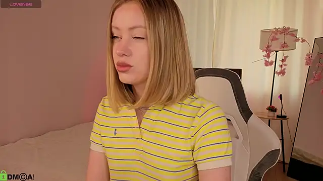 Snapshot of EvaHamilton chatting on 06.28.26 EvaHamilton online show from 06.28.26