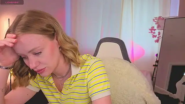Snapshot of EvaHamilton chatting on 07.14.26 EvaHamilton online show from 07.14.26