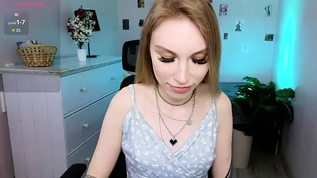 Snapshot of MilaDuales chatting on 05.05.26 MilaDuales online show from 05.05.26