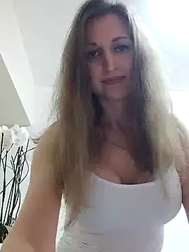 Snapshot of irresistibelle chatting on 04.28.26 irresistibelle online show from 04.28.26