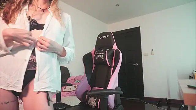 HelenHiss online show from 04.20.26