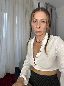 Mira Luna online show from 07.03.26