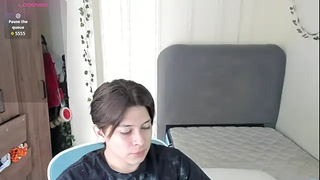 Snapshot of Felixzyn chatting on 04.30.26 Felixzyn online show from 04.30.26