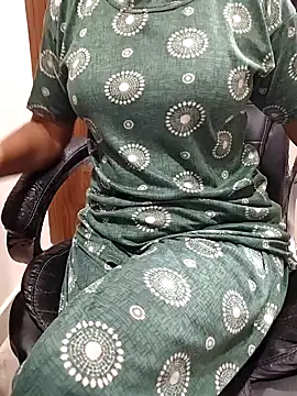 Snapshot of SEEMA_333 chatting on 04.19.26 SEEMA 333 online show from 04.19.26