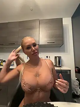 Snapshot of Karen_Luxe chatting on 05.30.26 Karen Luxe online show from 05.30.26