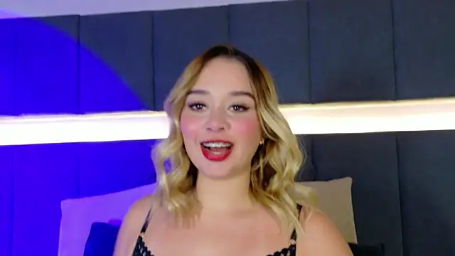 Snapshot of Sofia_pamela_ chatting on 05.19.26 Sofia pamela online show from 05.19.26