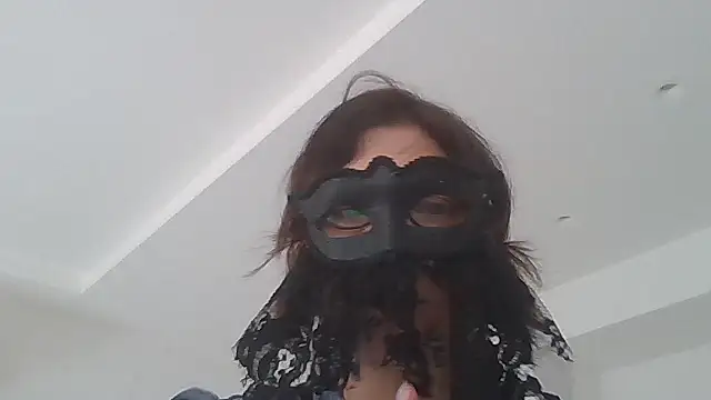 Snapshot of HelenTiAscolta chatting on 04.28.26 HelenTiAscolta online show from 04.28.26