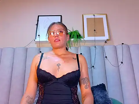 LiaaMoretti   online show from 04.28.26