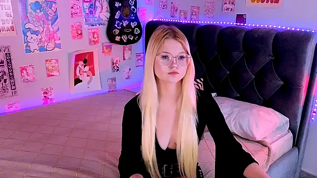 LunariaFox online show from 07.12.26